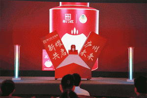 商場(chǎng)外墻廣告巨幅是什么材質(zhì)？