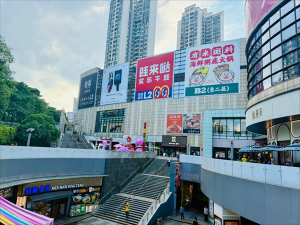 商場(chǎng)外墻廣告巨幅是什么材質(zhì)？